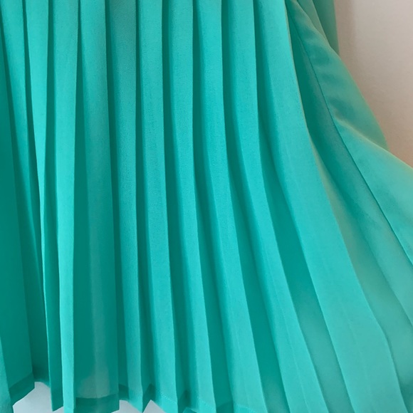 Light Collared Shirt with Pleats at Back - Picture 3 of 6